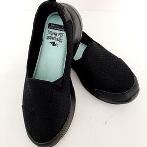Black Minimalist Flats with Breathable Design